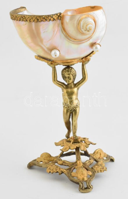 Antik dísztárgy. Impozáns Barokk bronz mitikus tengeri szörnyekkel díszitett háromlábon nyugvó talpon fiatal fiú tart szép gyöngyház csigát aranyozott szerelékekkel, oldalán két nagyméretű gyöngy foglalatban, jelzés