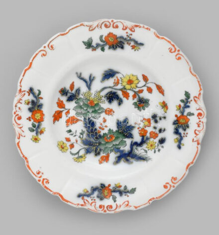 Virágmintás porcelán tál, kézzel festett, jelzett, kopásnyomokkal, d: 23 cm