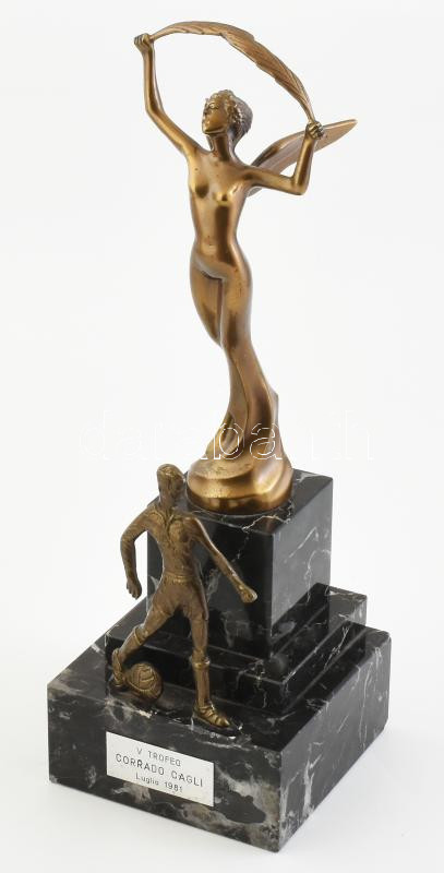 1981 olasz sport trófea. Bronz, márvány talapzaton, talapzaton tábla: 'V RTOFEO CORRADO CAGLI Luglio 1981' Talapzaton kis sérülés. m: 40 cm