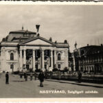 1940 Nagyvárad, Oradea; Szigligeti színház, autó / theatre, automobile. photo + '1940 Nagyvárad visszatért' So. Stpl