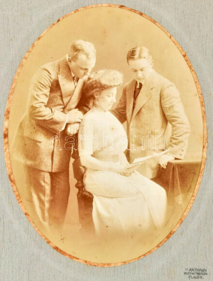 cca 1900 Hármas portré, műtermi fotó, H. Axtmann Hofphotograph Plauen, lapra kasírozva, 15x11 cm (teljes: 30x22 cm)
