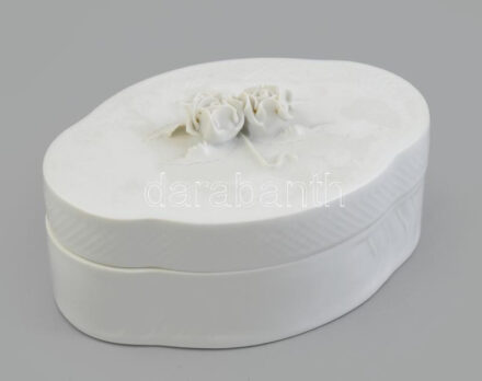 Hollóházi porcelán bonbonniere. Fehér mázas, jelzés nélkül, apró lepattanással 15x11 cm