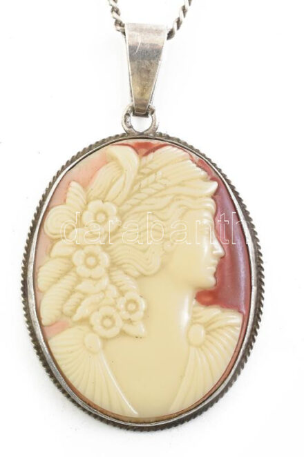 Ezüst (Ag) nyaklánc, celluloid kámea berakásos medállal, jelzett, bruttó: 21,5 g