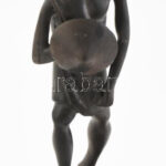 Férfi lándzsával, afrikai fa szobor, kisebb repedéssel, lándzsán kis sérülés, m: 30,5 cm