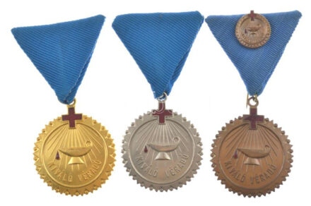 ~1970-1980. 'Kiváló Véradó' (3xklf) arany, ezüst és bronz fokozatú jelvény mellszalagon, az egyik miniatűrrel (~40mm) T:XF