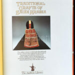 John Topham et al.: Traditional Crafts of Saudi Arabia. Weaving - Jewelry - Costume - Leatherwork - Basketry - Woodwork - Pottery - Metalwork. London, 1982, Stacey International. Gazdag képanyaggal illusztrálva. Angol nyelven. Kiadói - Image 2