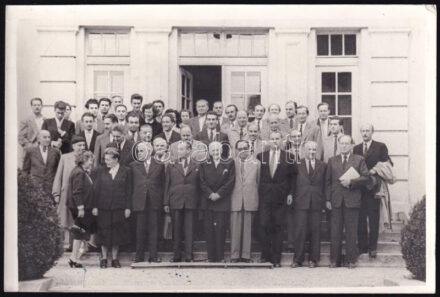 1957 MTA tudósok csoportképe (Török Piroska, Sebestyén Olga, Haranghy László, stb.), a hátoldalon részletesen nevesítve, feliratozott fotó, 18x12 cm