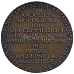 NDK 1957. 'Carl Friedrich Schinkel / Überricht vom Bund Deutscher Architekten in der D.D.R. - Anlässlich der tagung der UIA Comission de la Recherche dans l'Industrie du Batiment in Berlin am 23. und 24. August 1957' kétoldalas, öntött bronz - Image 2