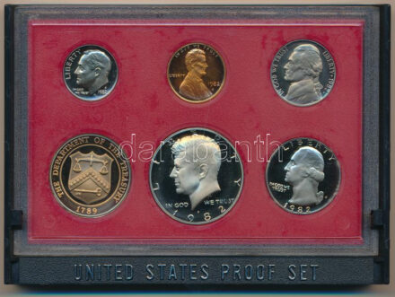 Amerikai Egyesült Államok 1982S 1c-1/2$ (5xklf) forgalmi sor + verdei zseton eredeti tokban T:PP USA 1982S 1 Cent - 1/2 Dollar (5xdiff) coin set + mint token in original case C:PP