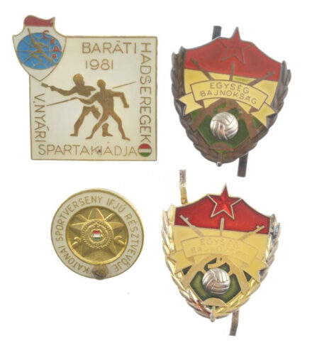 ~1970-1980. 'Egység Bajnokság' (2xklf) ezüst és bronz fokozatú, műgyantás sapkajelvények (~37x32mm) + 'Katonai Sportverseny Ifjú Résztvevője' műgyantás, aranyozott fém jelvény (25mm) + 1981. 'Baráti Hadseregek V. Nyári