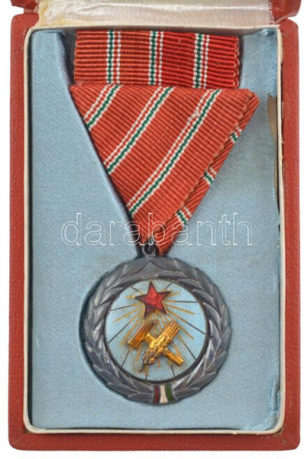 1954. 'Munka Érdemérem' zománcozott bronz kitüntetés mellszalagon, szalagsávval, eredeti tokban T:2 apró zománchiba NMK 606.