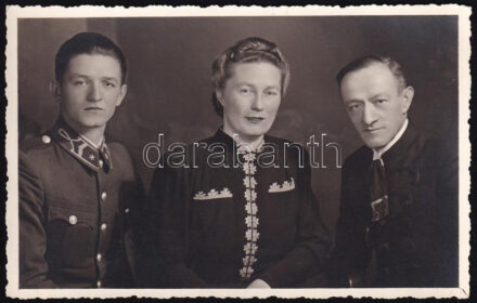 1942 Kolozsvár (Erdély), fiatal magyar II. világháborús katona 2 civil személy társaságában, hátoldalán Beile Zoltán kolozsvári fényképész pecsétjével jelzett és katona autográf ajándékozási soraival ellátott vintage