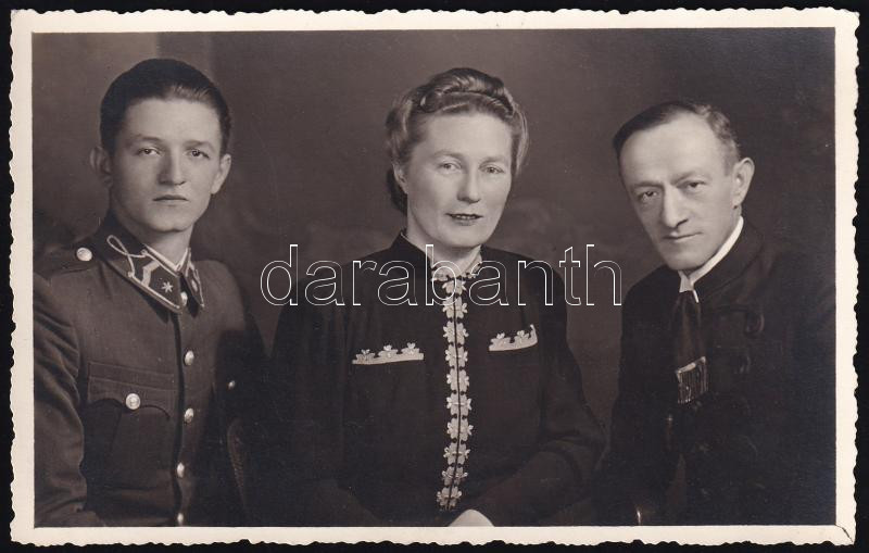 1942 Kolozsvár (Erdély), fiatal magyar II. világháborús katona 2 civil személy társaságában, hátoldalán Beile Zoltán kolozsvári fényképész pecsétjével jelzett és katona autográf ajándékozási soraival ellátott vintage