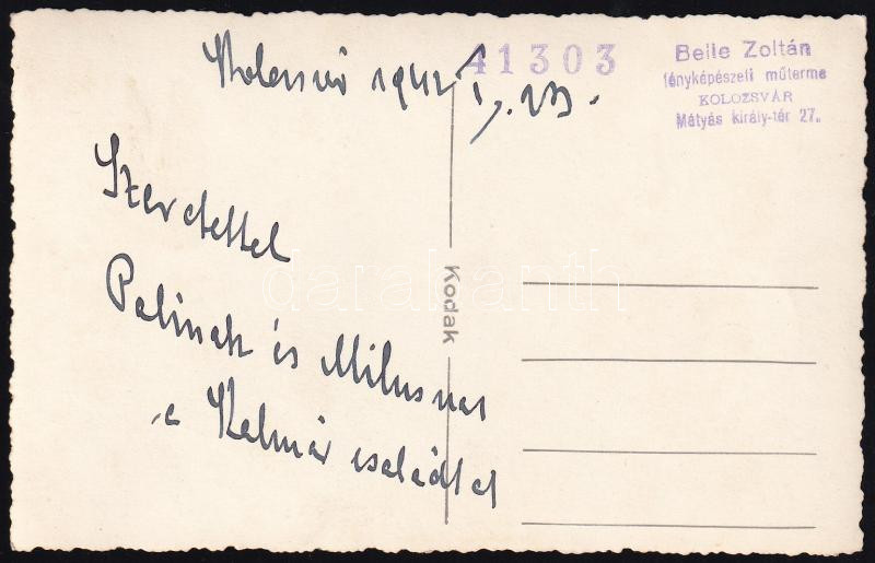 1942 Kolozsvár (Erdély), fiatal magyar II. világháborús katona 2 civil személy társaságában, hátoldalán Beile Zoltán kolozsvári fényképész pecsétjével jelzett és katona autográf ajándékozási soraival ellátott vintage - Image 2