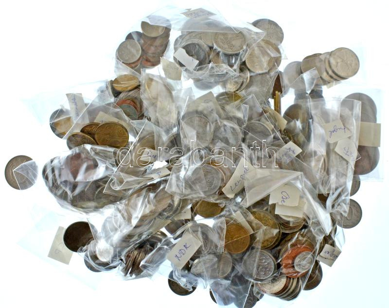 Vegyes magyar és külföldi fémpénz tétel 2,1kg-os súlyban T:vegyes Mixed Hungarian and foreign coin lot (2,1kg) C:mixed