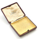 cca 1920-1940 Schulz Jenő ékszerész, Budapest, Wesselényi-u. 6., régi ékszeres doboz, korának megfelelő, kissé kopott állapotban, 9x8,5x3 cm
