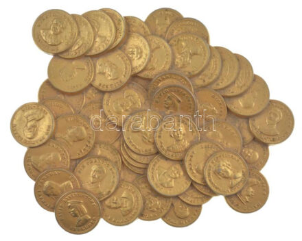 Nagy-Britannia DN 'Történelmi személyiségek érméken' érmehalmot formázó emlékplakett, hátoldalán filcborítással (~122x~140mm) T:XF United Kingdom ND 'Historical figures on coins' commemorative plaque shaped like a pile of coins, with