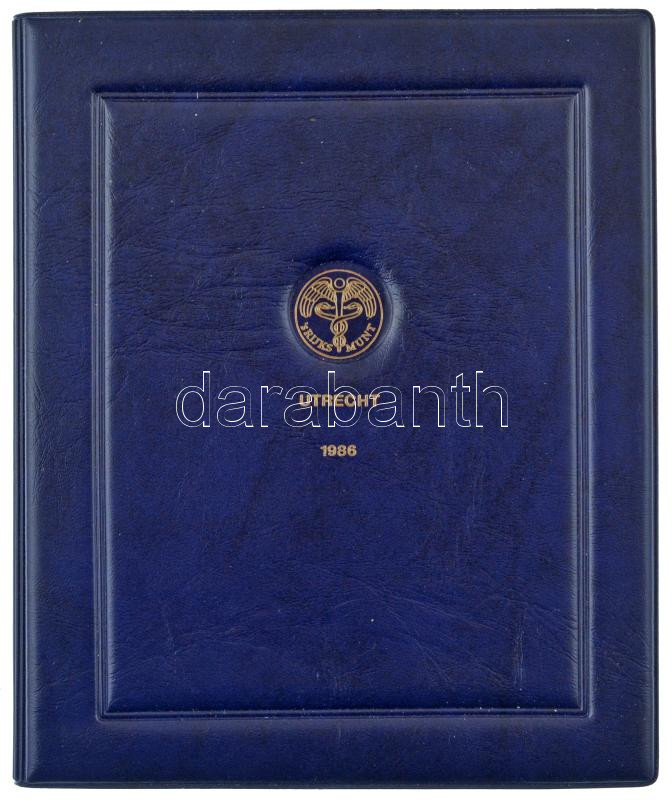 Hollandia 1986. 5c-2 1/2G (5xklf) forgalmi sor + Ag zseton eredeti műbőr tokos szettben, tanúsítvánnyal (5,5g/0.925/23mm) T:PP Netherlands 1986. 5 Cent - 2 1/2 Gulden (5xdiff) coin set + Ag token in original, faux leather set, with