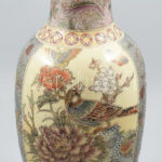 Terebess keleti stílusú porcelán váza, jelzett, mázrepedésekkel, kopásokkal, m: 41 cm