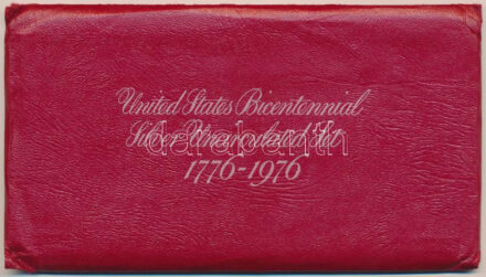 Amerikai Egyesült Államok 1976S 1/4$ Ag 'Washington' + 1/2$ Ag 'Kennedy' + 1$ Ag 'Eisenhower' 'Bicentennial' szettben, műanyag vákuum csomagolásban és karton keretben, angol nyelvű tájékoztatóval, eredeti piros műbőr borítékban