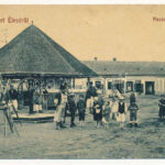 1912 Élesd, Alesd; Kossuth tér, kút, Klein Bernáth és Jakabfi Jakab üzlete, Sándor Mór nyomdája, papírkereskedése és saját kiadása. W.L. 295. / square with well and shops (kopott sarkak / worn corners)