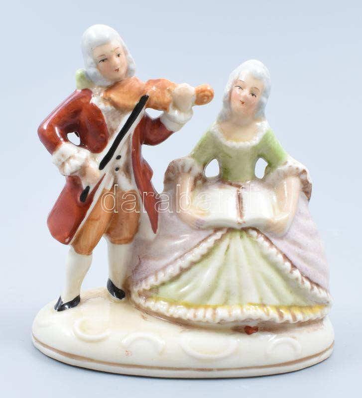 Rokokó pár hegedűvel. Kézzel festett porcelán figura, jelzés nélkül, kis kopással, m: 10 cm