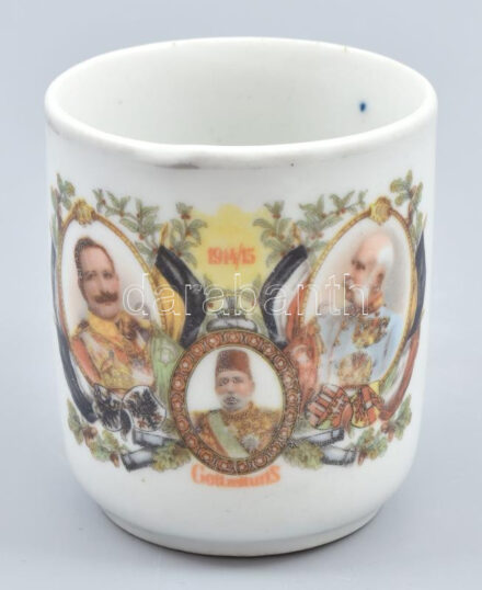 'Gott mit uns 1914/15', I. világháborús porcelán emlékbögre, Ferenc József és II. Vilmos császár, ill. V. Mehmed szultán arcképével díszítve. Matricás, jelzés nélkül, kopásokkal, m: 9 cm