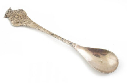 Ezüst (Ag) holland díszkanál, Veere város címerével. Jelzett, nettó: 10,5 g, h: 11 cm