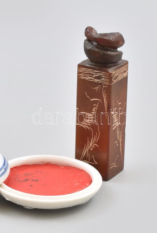Kínai pecsétnyomó készlet. Pecsétnyomó (faragott kő) porcelán pecsétviasz tartó tálka, pecsétviasz, eredeti dobozában - Image 2