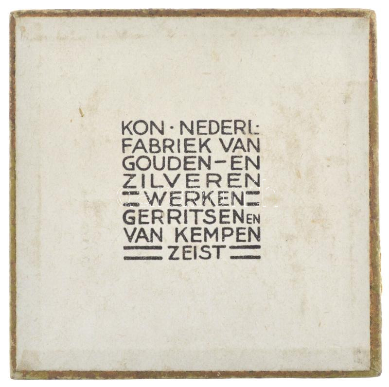 Hollandia 1928. 'IX. Nyári Olimpiai Játékok, Amszterdam' kétoldalas bronz részvételi érem eredeti papírtokban (55mm) T:XF / Netherlands 1928. '9th Summer Olympic Games, Amsterdam' two-sided bronze participal medal in original paper case - Image 4