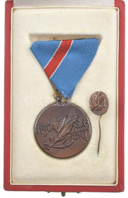 ~1970. 'Ifjúságért' bronz kitüntetés mellszalagon, miniatűrrel, eredeti tokban. Szign.:Nagy István János T:UNC