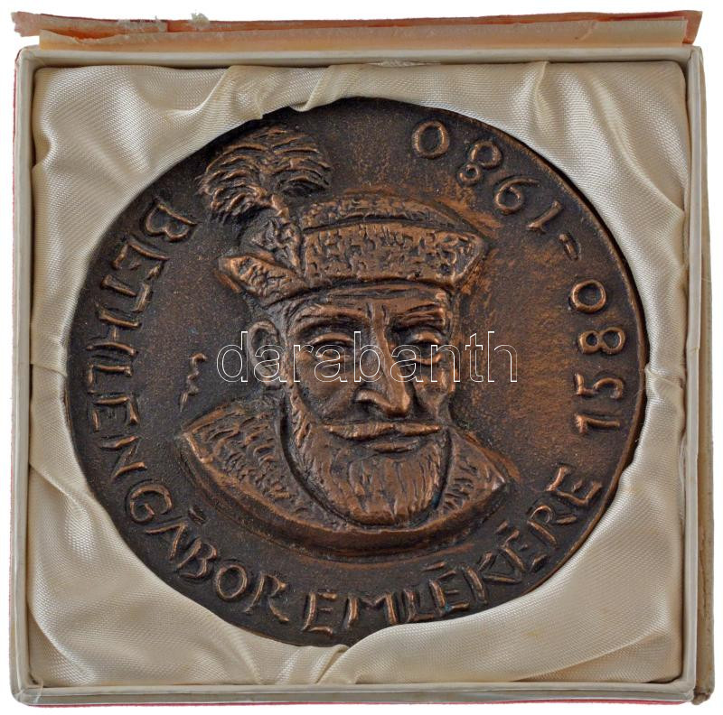 Soltra Elemér (1922-2013) 1980. 'Bethlen Gábor emlékére - 1580-1980' egyoldalas, öntött bronz emlékérem tokban (100mm) T:AU