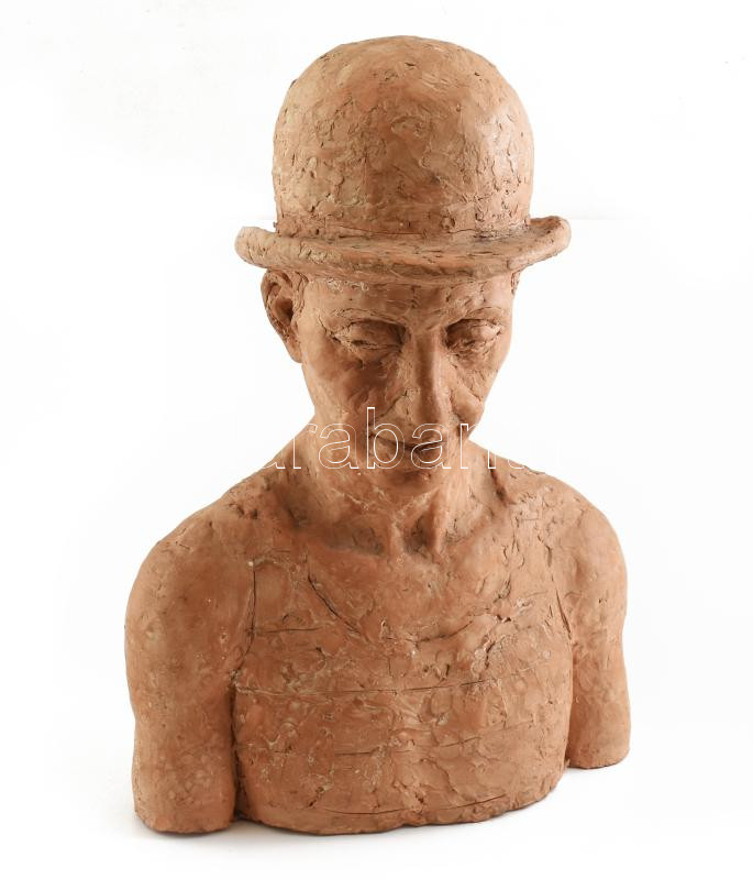 Jelzés nélkül: Kalapos férfi. Égetett agyag, korának megfelelő állapotban, m: 51 cm