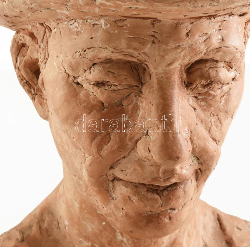 Jelzés nélkül: Kalapos férfi. Égetett agyag, korának megfelelő állapotban, m: 51 cm - Image 2