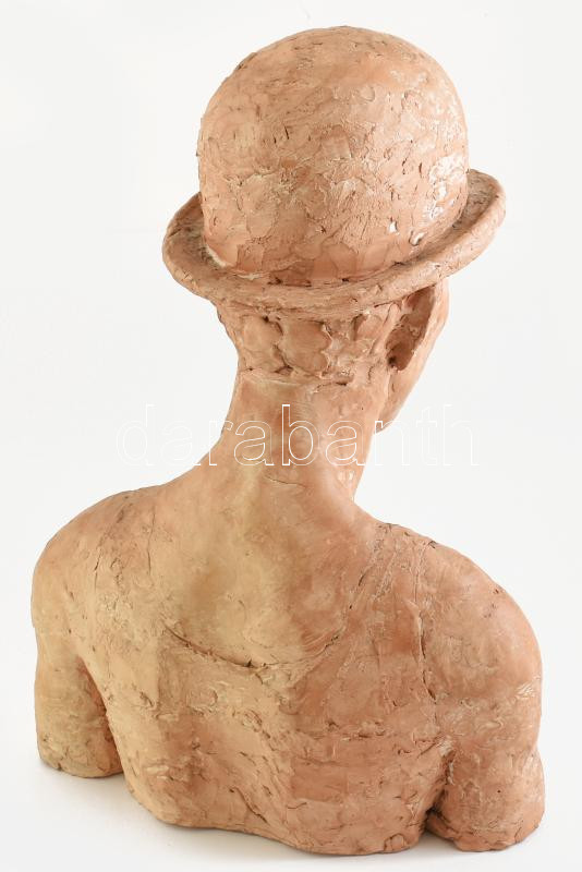 Jelzés nélkül: Kalapos férfi. Égetett agyag, korának megfelelő állapotban, m: 51 cm - Image 3