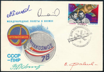 Leonyid Popov (1945- ), Vlagyimir Kovaljonok (1942- ), Viktor Szavinih (1940- ) szovjet és Dumitru Prunariu (1952- ) román űrhajósok aláírásai emlékborítékon / Signatures of Leonid Popov (1945- ), Vladimir Kovalyonok (1942- ), Viktor