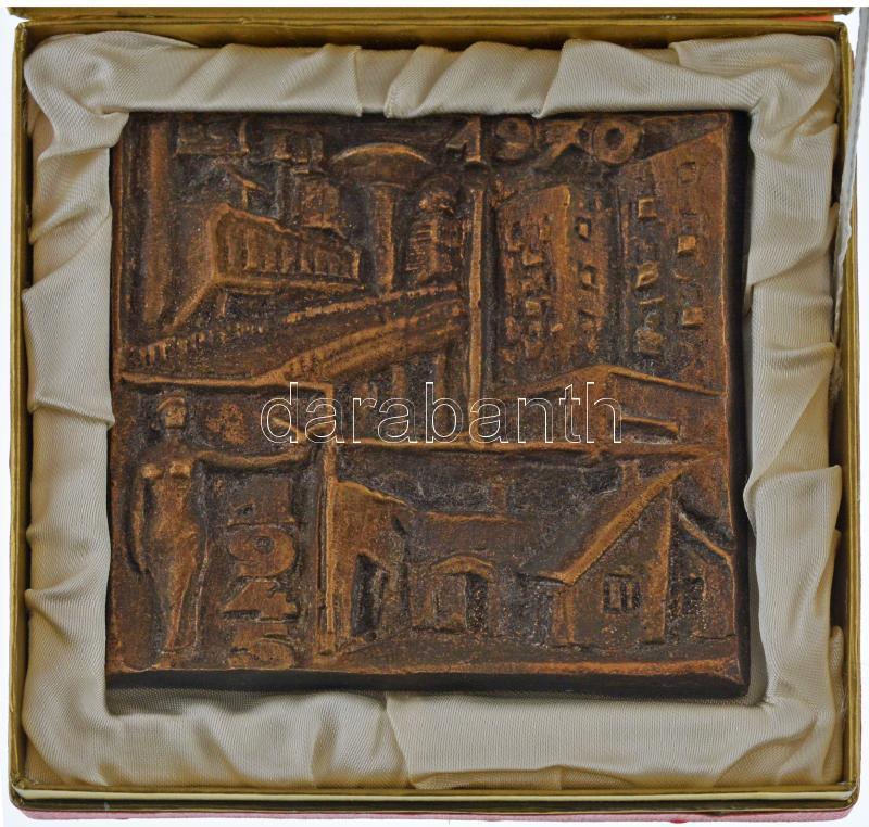 1970. Felszabadulási jubileumi emlékplakett, öntött bronz, adományozói lappal, eredeti tokban (88x89mm) T:XF