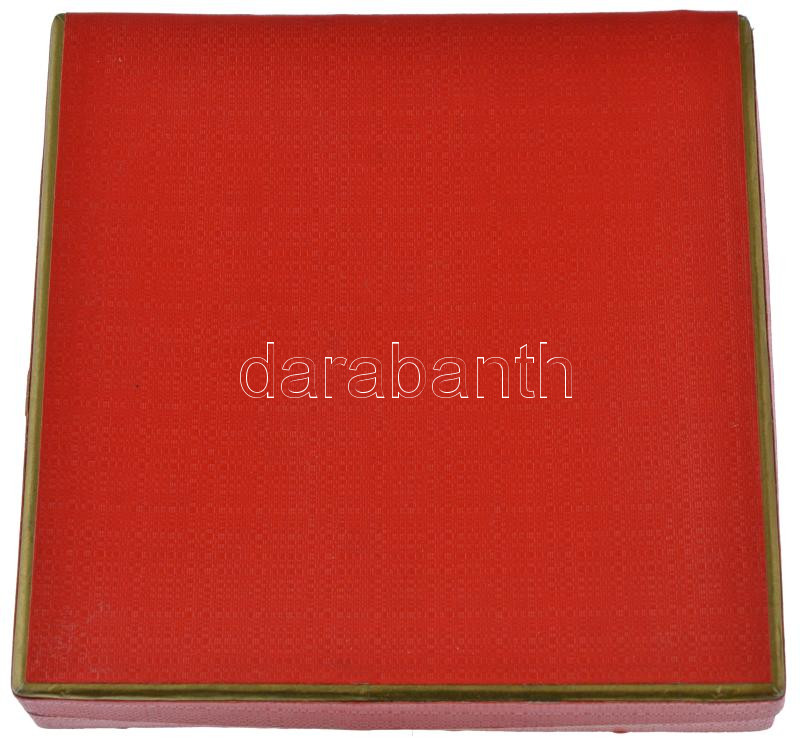 1970. Felszabadulási jubileumi emlékplakett, öntött bronz, adományozói lappal, eredeti tokban (88x89mm) T:XF - Image 2
