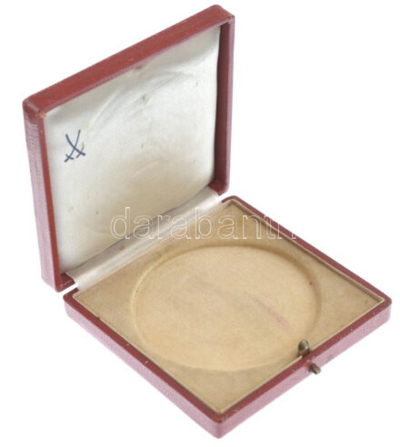 Piros műbőr emlékérem tok a Meisseni Porcelánmanufaktúra jelével, 67mm nagyságú érem számára. Kissé kopott állapotban.