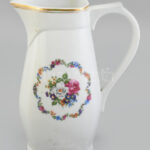 Zsolnay porcelán kancsó, matricás, jelzett. Kopásnyomokkal. m: 23,5 cm