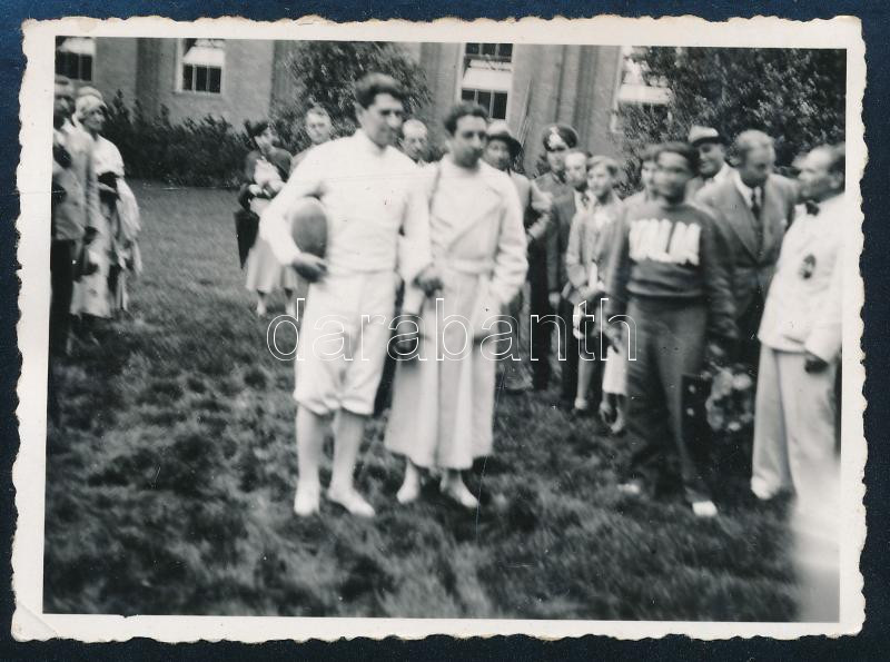 1936 Kabos Endre és Gustavo Marzi, arany- és ezüstérmes vívók a berlini olimpián, fotó, hátoldalon feliratozva, 6×8 cm