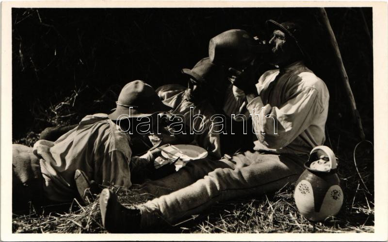 1943 Déli pihenő, erdélyi folklór. Andory Aladics Zoltán mérnök felvétele / Transylvanian folklore