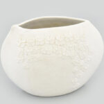 Tirschenreuth porcelán váza, fehér mázas/biszkvit, plasztikus virágdíszítéssel. Jelzett, minimális kopással, 9,5x12,5 cm