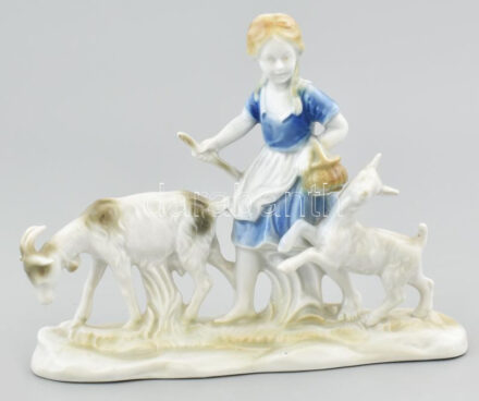 Fraureuth német porcelán figura, kecskepásztor lány, 1919-1926 körül. Kézzel festett, jelzett, hibátlan, alján címkemaradványokkal, 12,5x16x5 cm