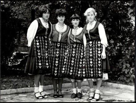 Engi László: Bolgár lányok, nagyméretű fotó hátoldalon feliratozva, 39,5×30,5 cm