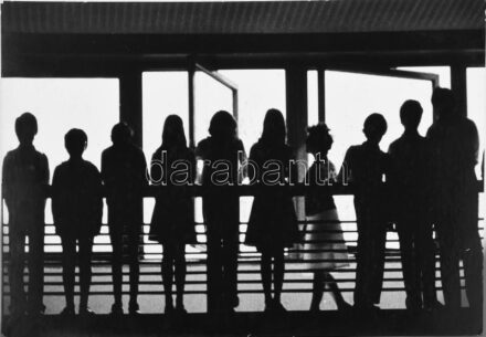 Engi László: A suli folyosóján, hátoldalon feliratozott fotó, 30×46 cm