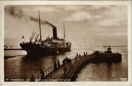 Copenhagen, Kobenhavn; Amerikadamperen forlader Frihavnen / steamship, port