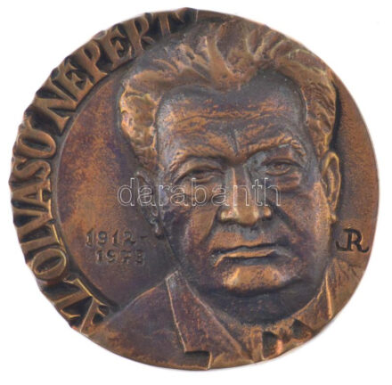 1973. 'Az olvasó népért 1912-1973 / A hazafias népfront' kétoldalas bronz emlékplakett eredeti műbőr dísztokban. Szign.:JR (100mm) T:UNC