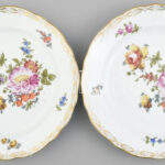 2 db Meisseni porcelán tányér. Kézzel festett, jelzett, minimális kopással d: 24 cm