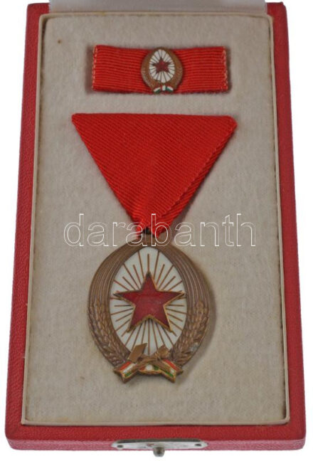 1964. 'A Munka Érdemrend' bronz fokozata, zománcozott bronz kitüntetés mellszalagon, miniatűrrel és szalagsávval, tokban T:AU
